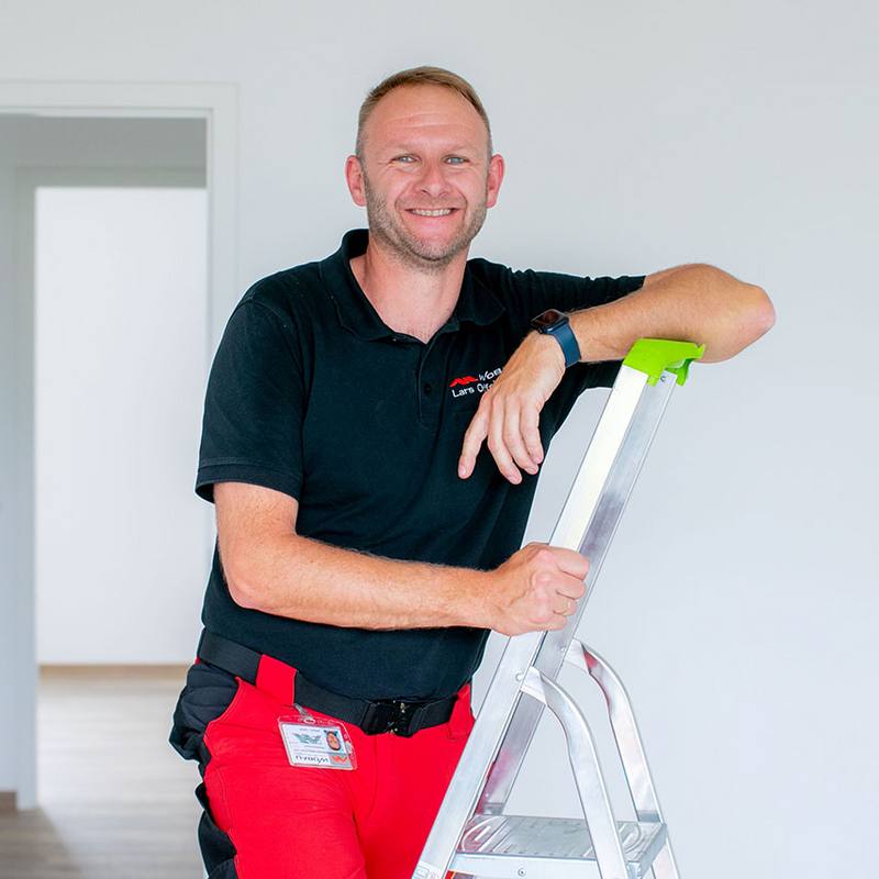 Vermieter übergibt einer jungen Frau die leere Wohnung