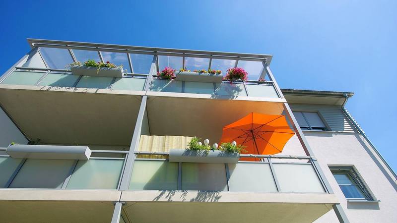 Wohnhaus mit Balkons aus der Froschperspektive